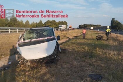 Vehículo accidentado en la mediana de la AP-68 en Murchante