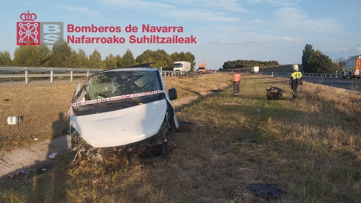 Vehículo accidentado en la mediana de la AP-68 en Murchante