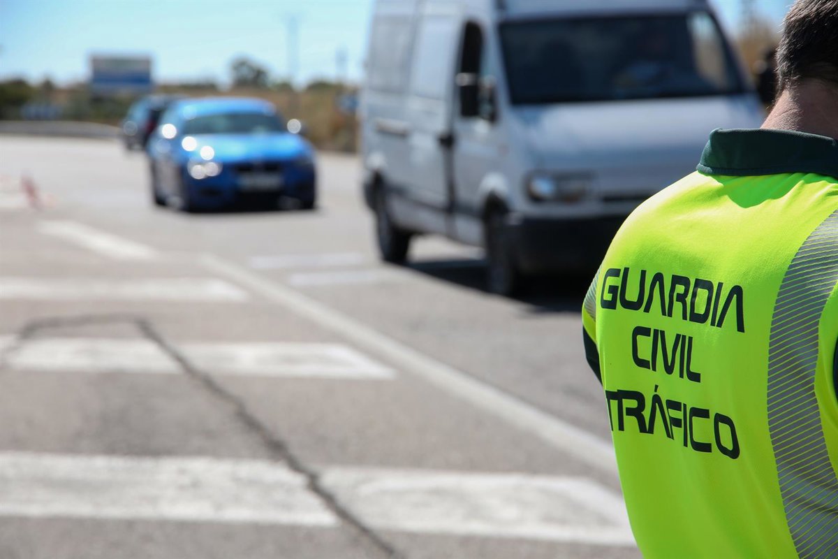 Imagen de un vehículo de la Guardia Civil en una carretera