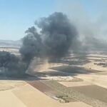 Imagen de un camión de bomberos en una zona de pastos quemada cerca de un punto limpio