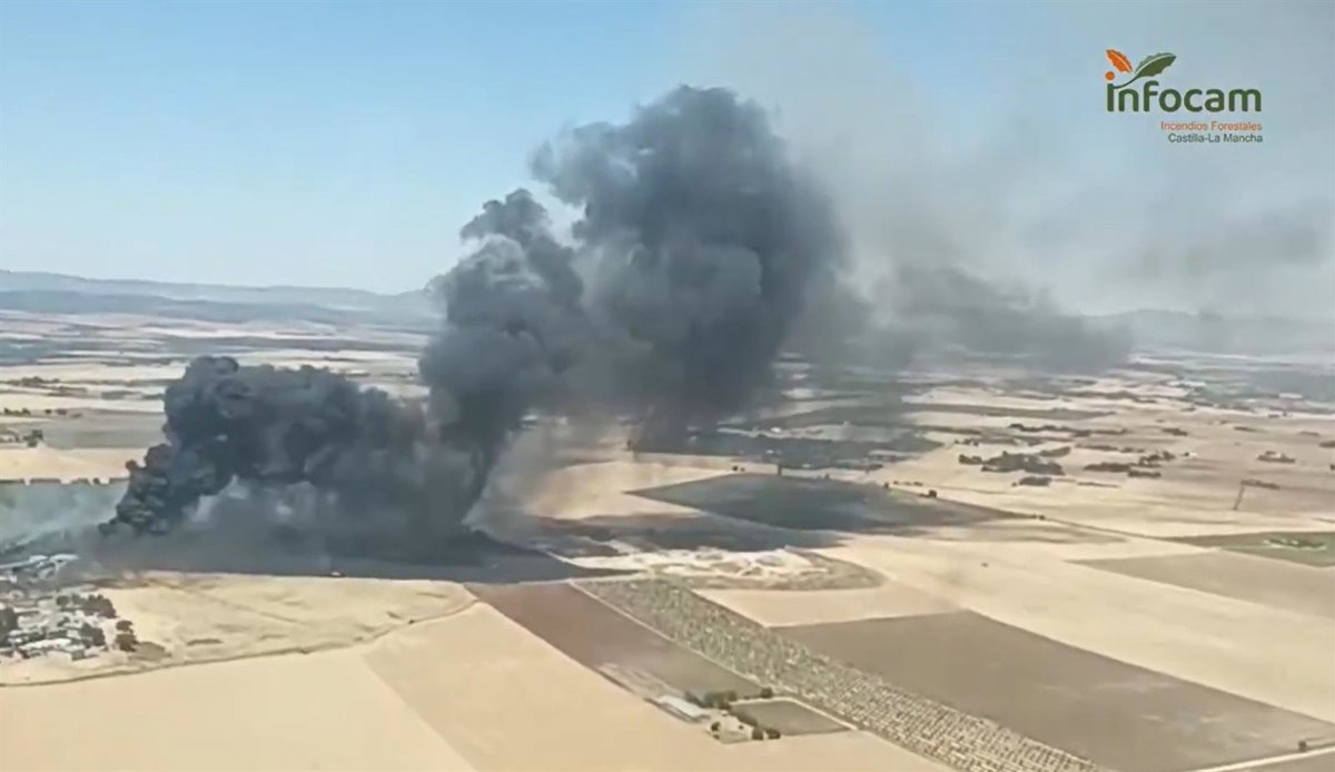 Imagen de un camión de bomberos en una zona de pastos quemada cerca de un punto limpio
