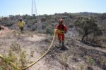 Efectivos de emergencia trabajando en el incendio de Castillejos
