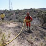 Efectivos de emergencia trabajando en el incendio de Castillejos