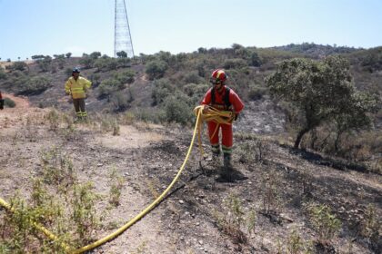 Efectivos de emergencia trabajando en el incendio de Castillejos
