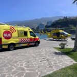 Motorista siendo atendido por personal de urgencias tras colisión en Ingenio