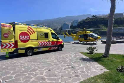 Motorista siendo atendido por personal de urgencias tras colisión en Ingenio