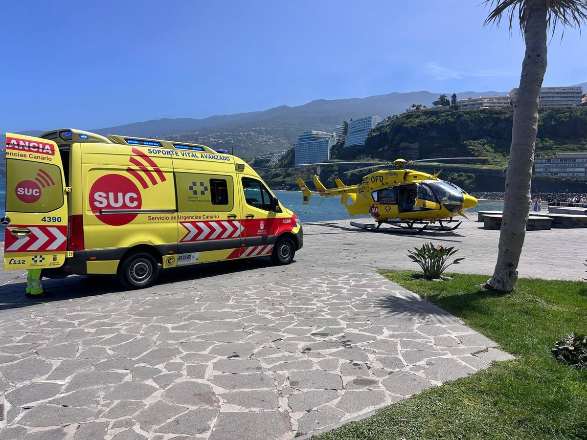 Motorista siendo atendido por personal de urgencias tras colisión en Ingenio