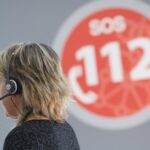 Imagen de un ciclista en una carretera con asistencia médica tras accidente
