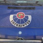 Imagen de botellas de cristal siendo lanzadas contra agentes de la Ertzaintza en el recinto festivo de Etxebarri