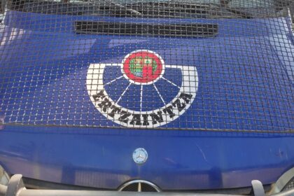 Imagen de botellas de cristal siendo lanzadas contra agentes de la Ertzaintza en el recinto festivo de Etxebarri