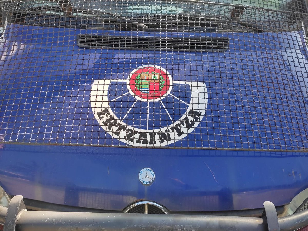 Imagen de botellas de cristal siendo lanzadas contra agentes de la Ertzaintza en el recinto festivo de Etxebarri