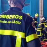 Imagen de un pozo en una casa de campo con efectivos de emergencia alrededor