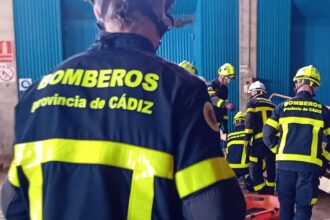 Imagen de un pozo en una casa de campo con efectivos de emergencia alrededor