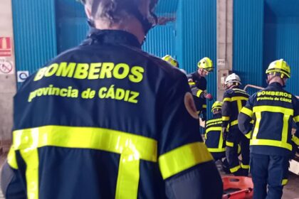 Imagen de un pozo en una casa de campo con efectivos de emergencia alrededor