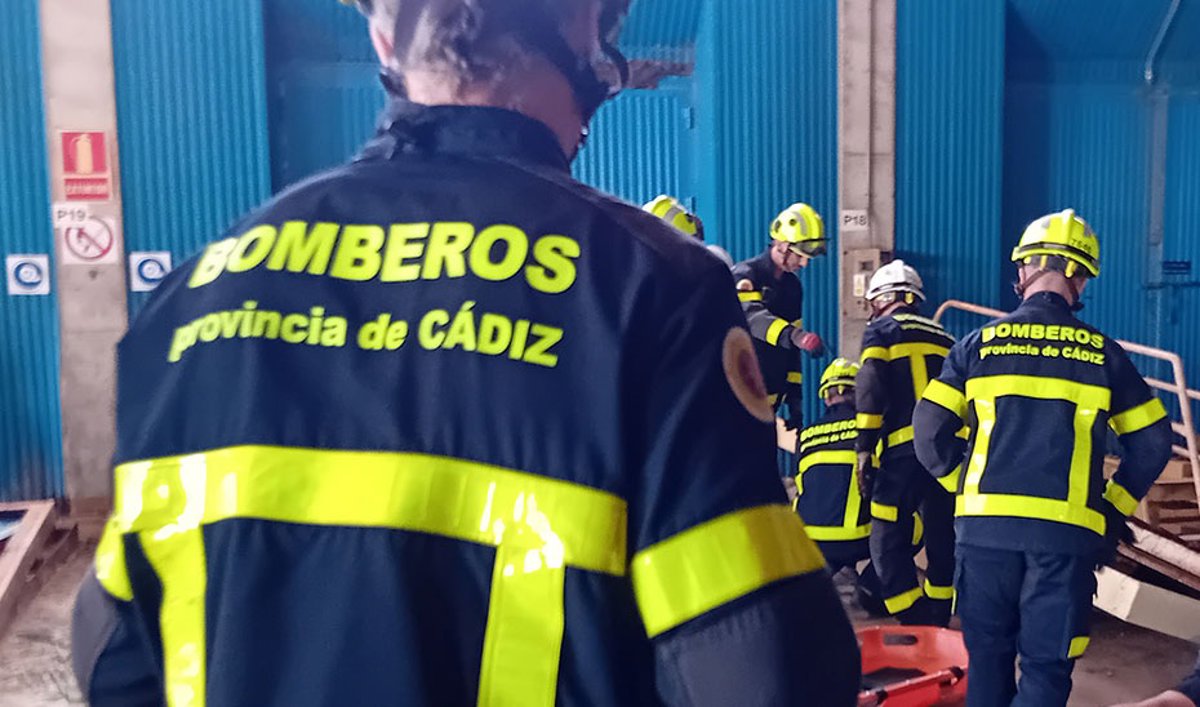 Imagen de un pozo en una casa de campo con efectivos de emergencia alrededor