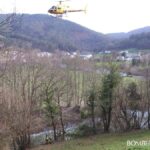 Un tractor volcado en una zona rural con un equipo de rescate trabajando en la zona