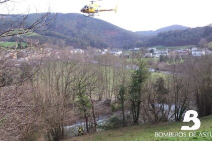 Un tractor volcado en una zona rural con un equipo de rescate trabajando en la zona