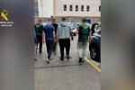 Agentes de la Guardia Civil deteniendo a los sospechosos de estafas bancarias en Torrevieja