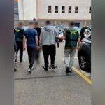 Agentes de la Guardia Civil deteniendo a los sospechosos de estafas bancarias en Torrevieja