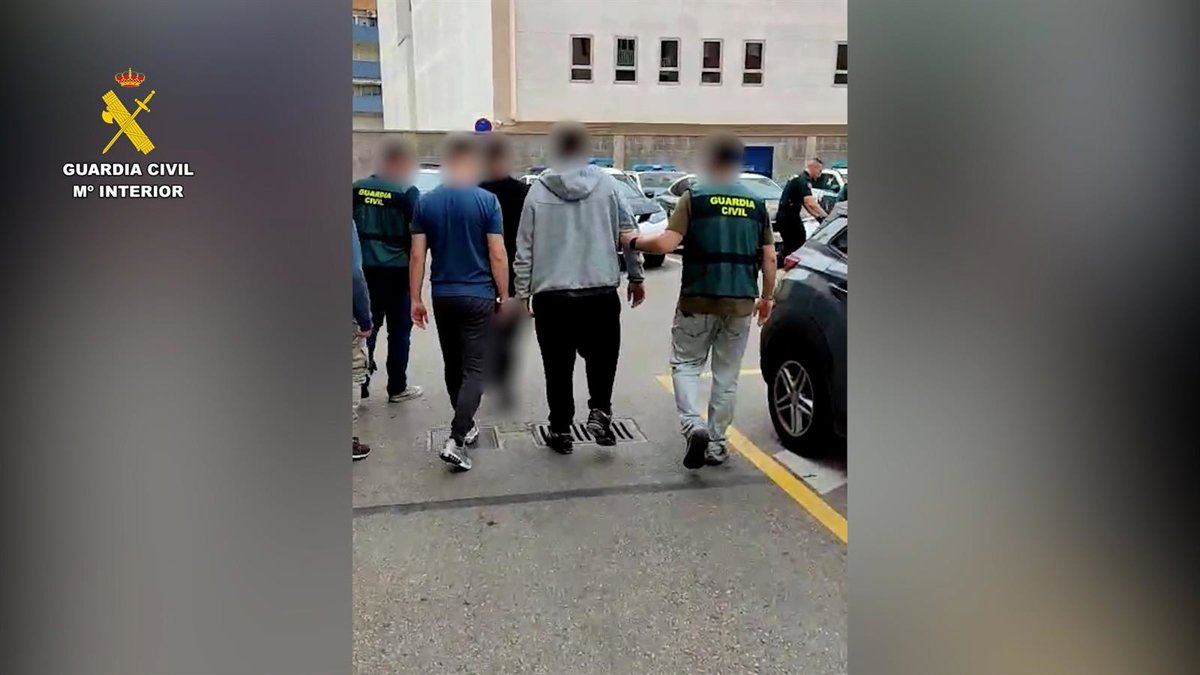 Agentes de la Guardia Civil deteniendo a los sospechosos de estafas bancarias en Torrevieja