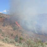 Un helicóptero combate el incendio en el paraje Venta El Corte de Casabermeja