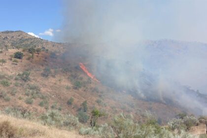 Un helicóptero combate el incendio en el paraje Venta El Corte de Casabermeja