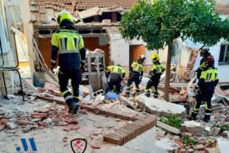Imagen de una bombona de gas en un restaurante con daños por explosión