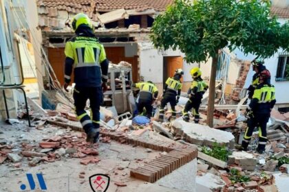 Imagen de una bombona de gas en un restaurante con daños por explosión