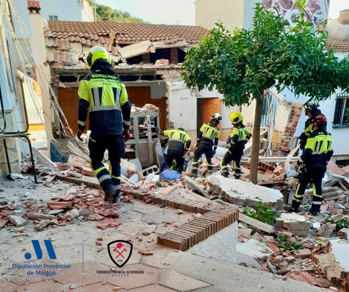 Imagen de una bombona de gas en un restaurante con daños por explosión