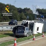Imagen de un camión accidentado en la autovía A-6 con Guardia Civil en el lugar