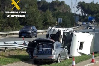 Imagen de un camión accidentado en la autovía A-6 con Guardia Civil en el lugar