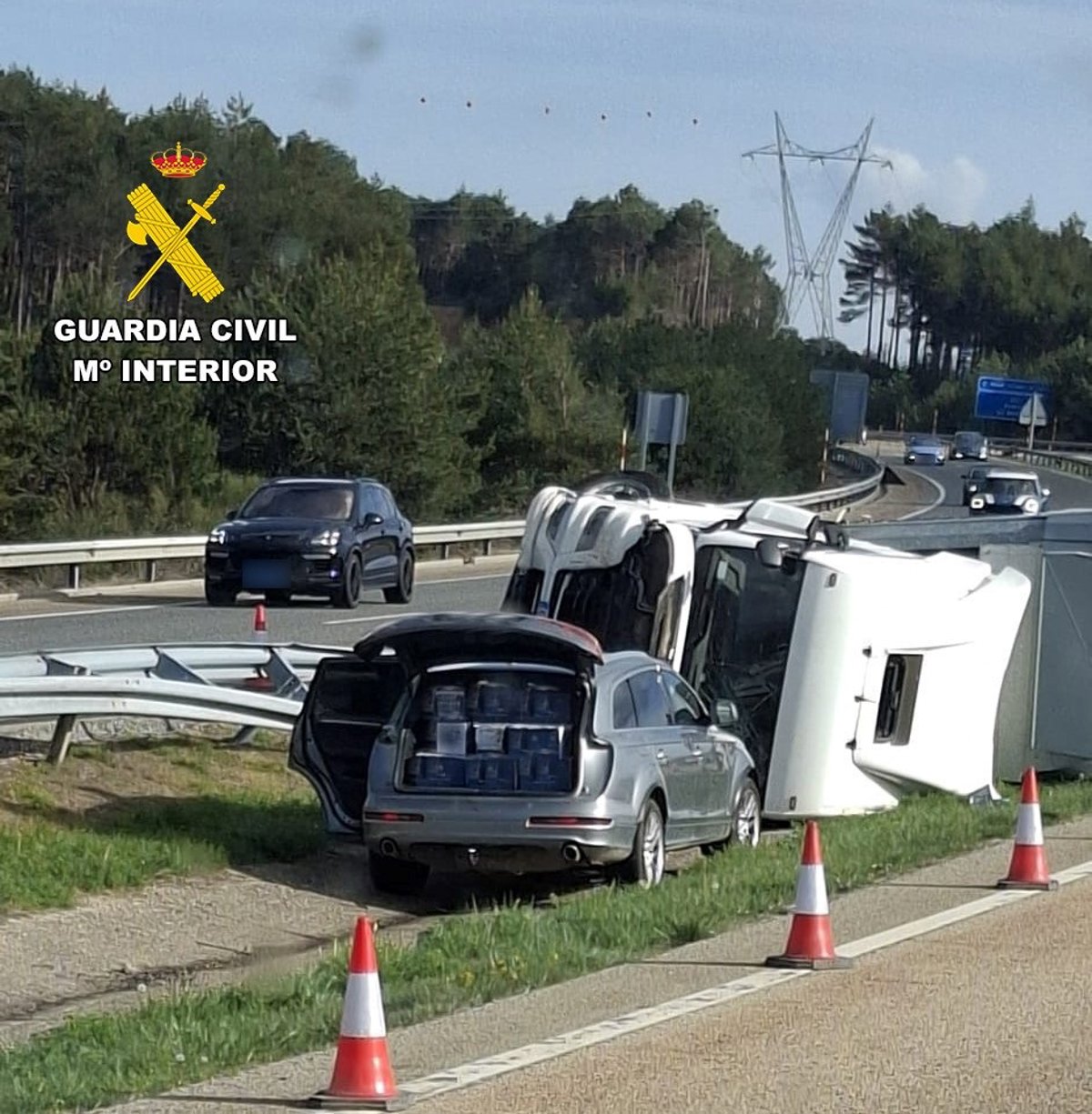 Imagen de un camión accidentado en la autovía A-6 con Guardia Civil en el lugar