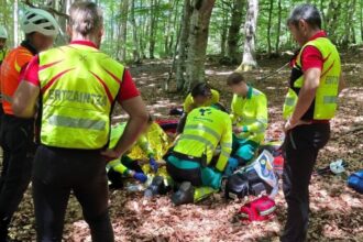 Imagen de un helicóptero de rescate en una zona montañosa de Euskadi