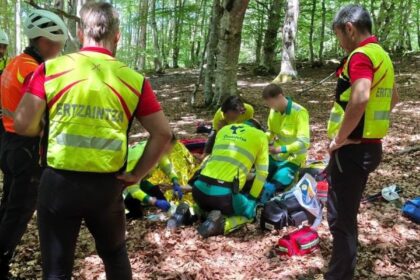 Imagen de un helicóptero de rescate en una zona montañosa de Euskadi