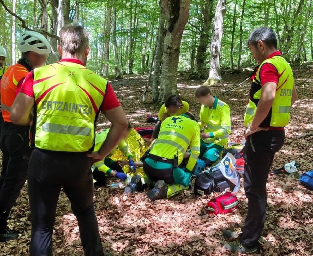 Imagen de un helicóptero de rescate en una zona montañosa de Euskadi