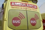 Un motorista siendo atendido por personal sanitario tras sufrir un accidente en la carretera