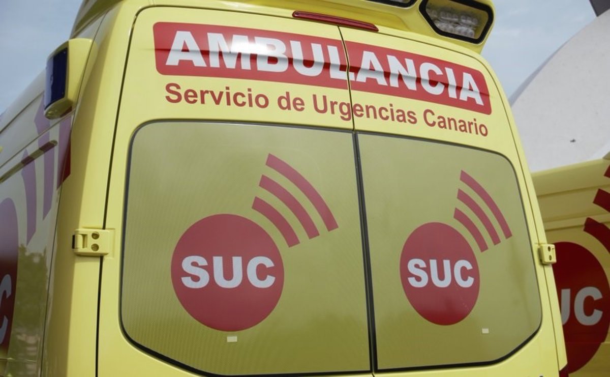 Un motorista siendo atendido por personal sanitario tras sufrir un accidente en la carretera