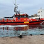 Imagen de una embarcación de rescate en el mar con agentes de la Guardia Civil y la Policía Nacional.