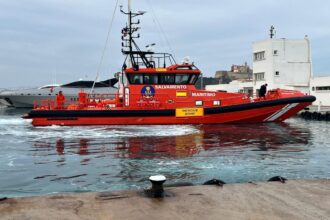 Imagen de una embarcación de rescate en el mar con agentes de la Guardia Civil y la Policía Nacional.