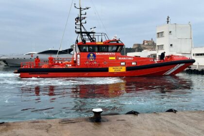 Imagen de una embarcación de rescate en el mar con agentes de la Guardia Civil y la Policía Nacional.