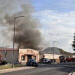 Imagen de un incendio en una empresa de recuperación de metales con una gran columna de humo