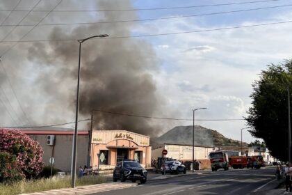 Imagen de un incendio en una empresa de recuperación de metales con una gran columna de humo