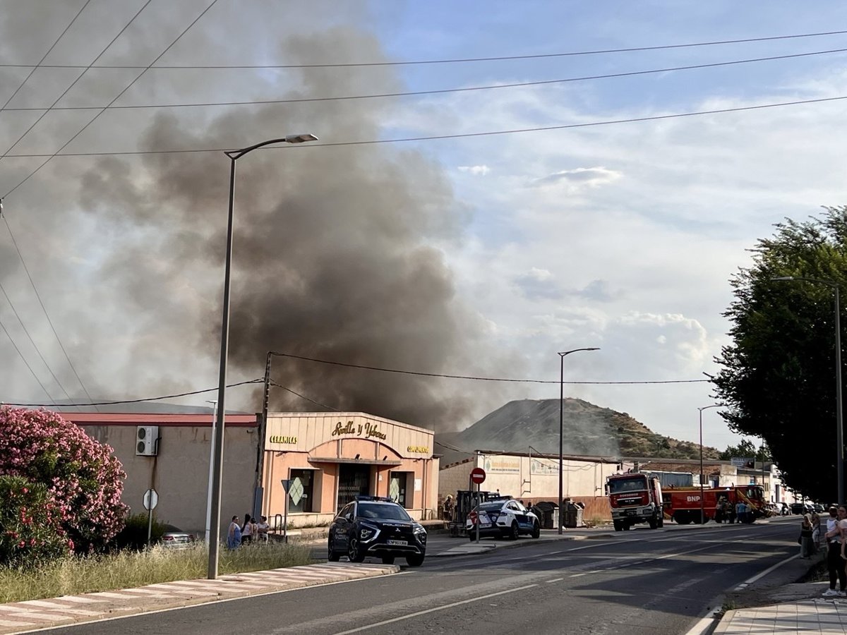 Imagen de un incendio en una empresa de recuperación de metales con una gran columna de humo