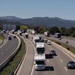 Imagen de tráfico en la salida de Barcelona con coches circulando por la autopista
