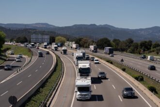 Imagen de tráfico en la salida de Barcelona con coches circulando por la autopista