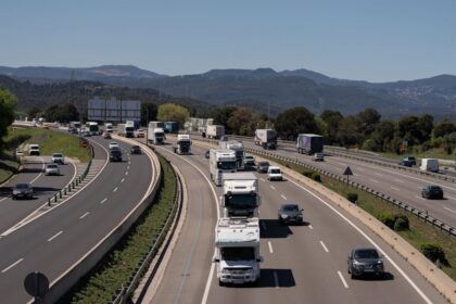 Imagen de tráfico en la salida de Barcelona con coches circulando por la autopista