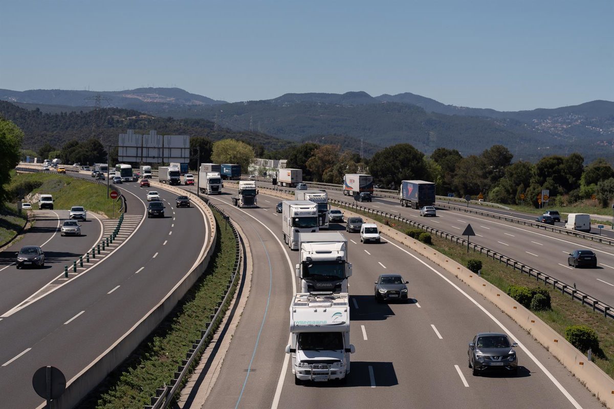 Imagen de tráfico en la salida de Barcelona con coches circulando por la autopista