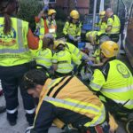 Imagen de un camión de bomberos en la escena de un incendio en un edificio de viviendas