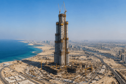 La Torre Jeddah en construcción, con más de 100 pisos y una altura que supera los 1000 metros