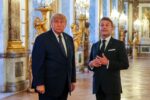 Donald Trump firmando un documento con el secretario de Estado, Marco Rubio, en el Palacio de Versalles